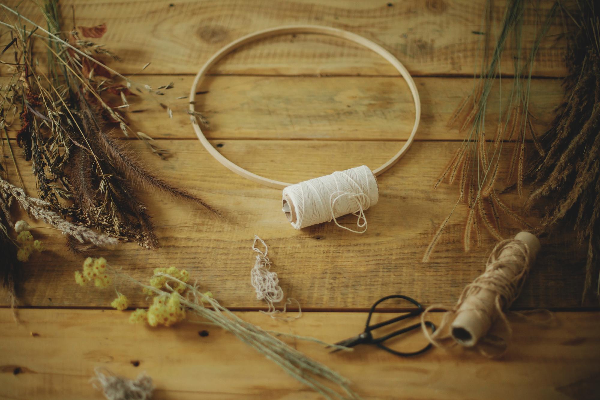 Workshop table with threads and wooden hoops